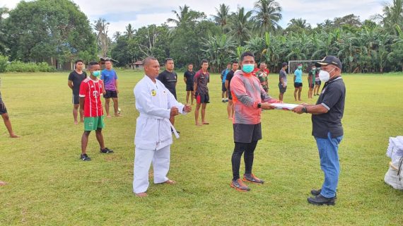 Pelaksanaan Ujian Kenaikan Sabuk Karate Kodim 1810/Tambrauw dan Pemberian Bantuan Baju Karate Oleh Bapak Gabriel selaku Bupati Kab Tambrauw