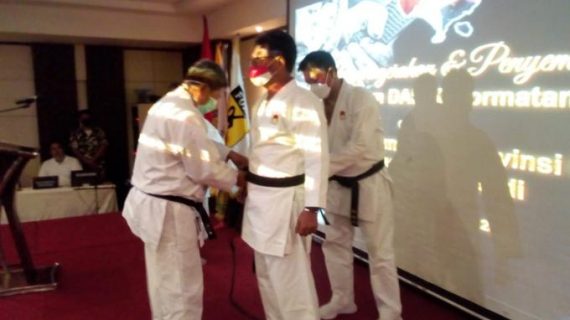 KETUM KONI BALI MENDAPAT SABUK HITAM KEHORMATAN INKAI