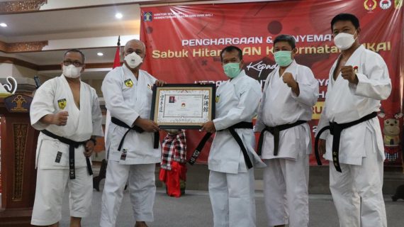 Penganugerahan Sabuk Hitam dan Kehormatan INKAI Kepada Kakanwil Kemenkumham Bali